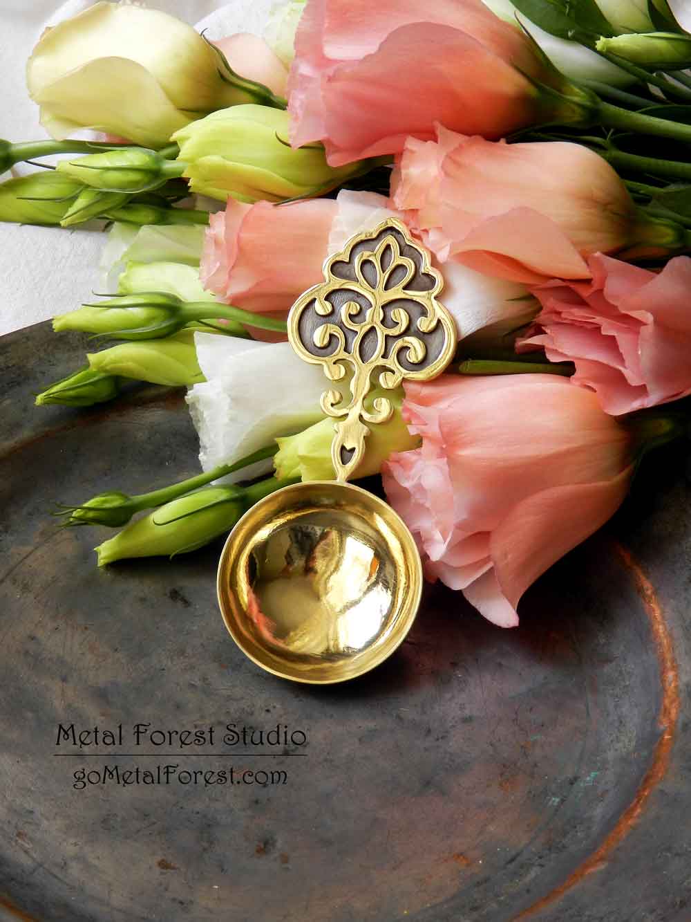 پیمانه چای و قهوه برنجی - قاشق برنجی - طرح اسلیمی - استودیو متال فارست
