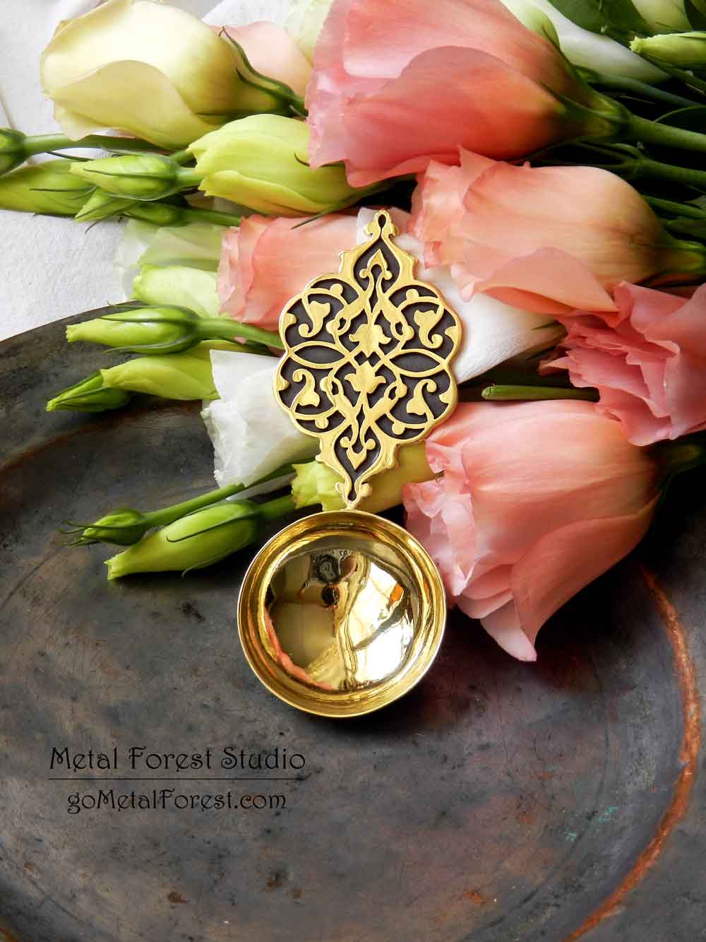 پیمانه چای و قهوه برنجی - قاشق برنجی - طرح اسلیمی - استودیو متال فارست