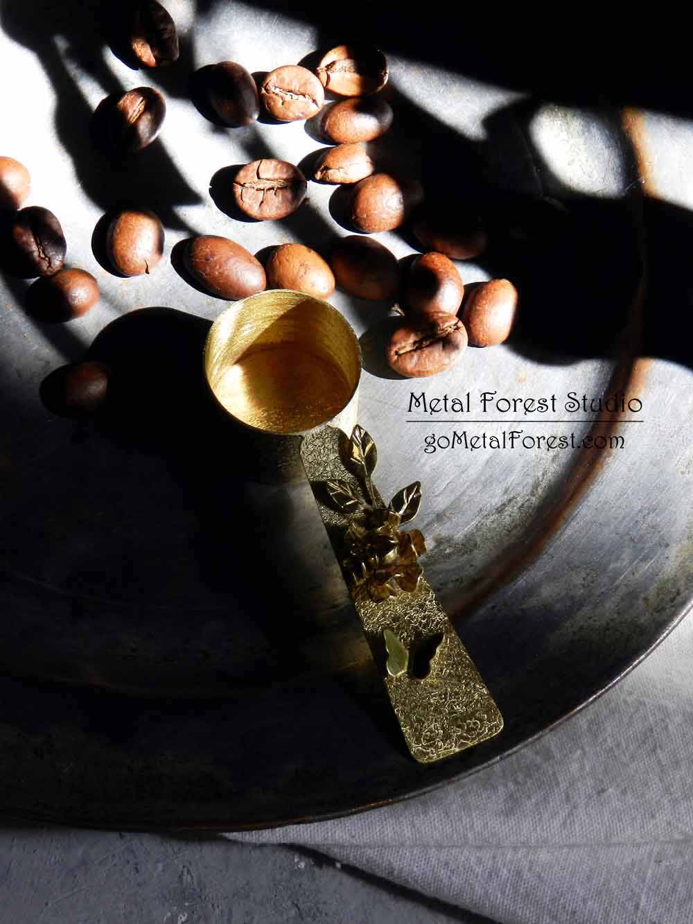پیمانه چای و قهوه برنجی - طرح گل و پروانه - استودیو متال فارست