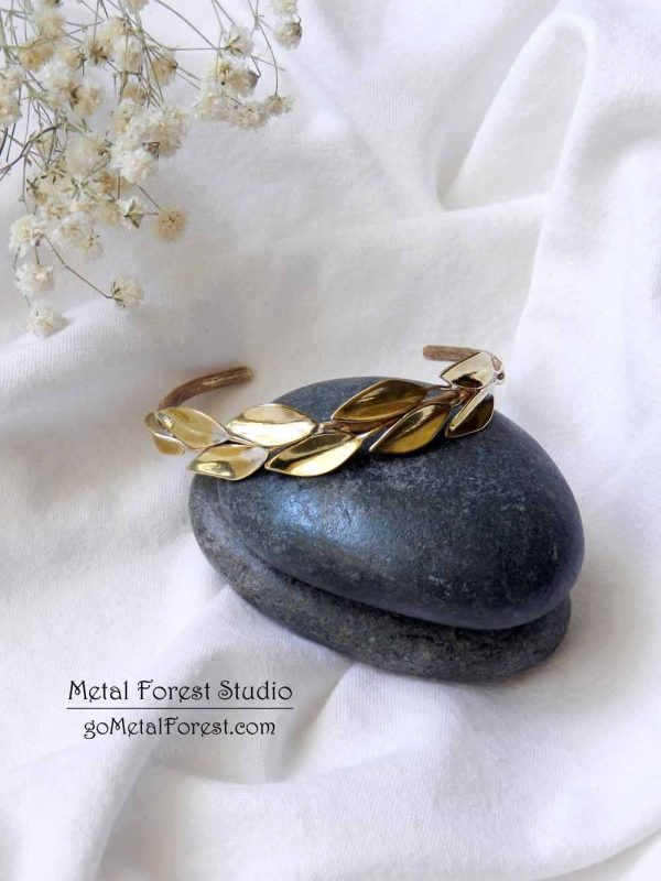 بنگل برنجی دست‌ساز طرح شاخه و برگ زیتون با طراحی الهام‌گرفته از طبیعت – Metal Forest
