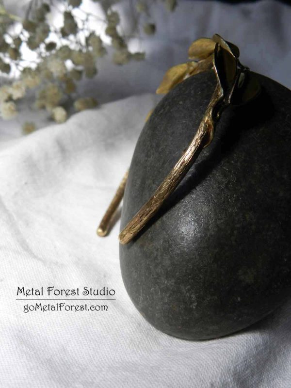 بنگل برنجی دست‌ساز طرح شاخه و برگ زیتون با طراحی الهام‌گرفته از طبیعت – Metal Forest