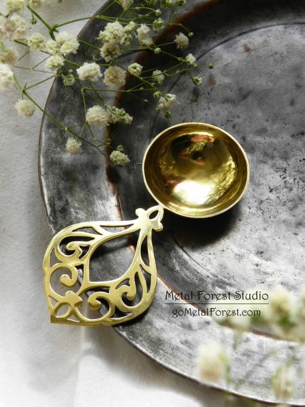 پیمانه چای و قهوه برنجی - قاشق برنجی - طرح اسلیمی - استودیو متال فارست