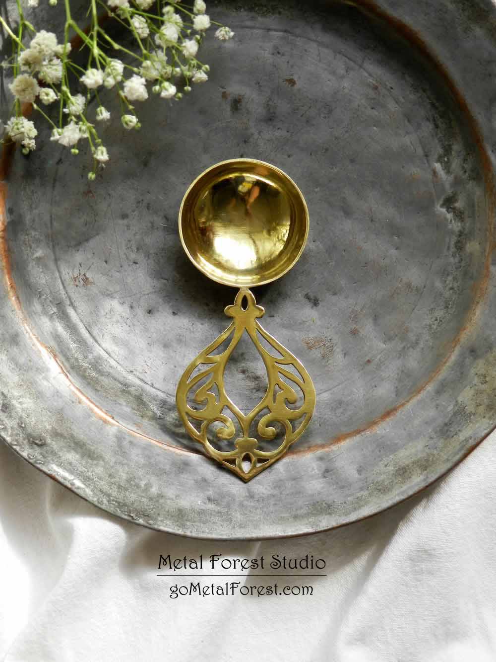 پیمانه چای و قهوه برنجی - قاشق برنجی - طرح اسلیمی - استودیو متال فارست